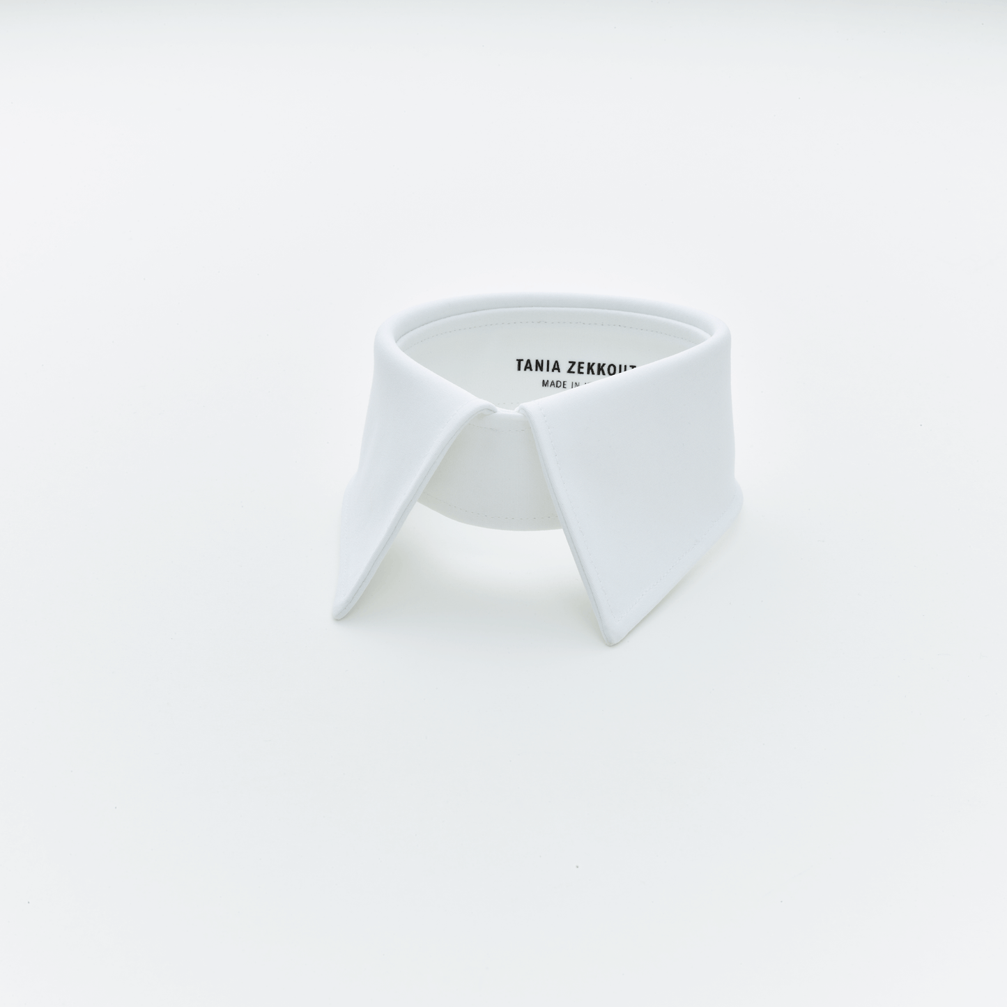 Col en coton égyptien blanc pour animaux de compagnie, élégant et raffiné, avec un design intemporel.