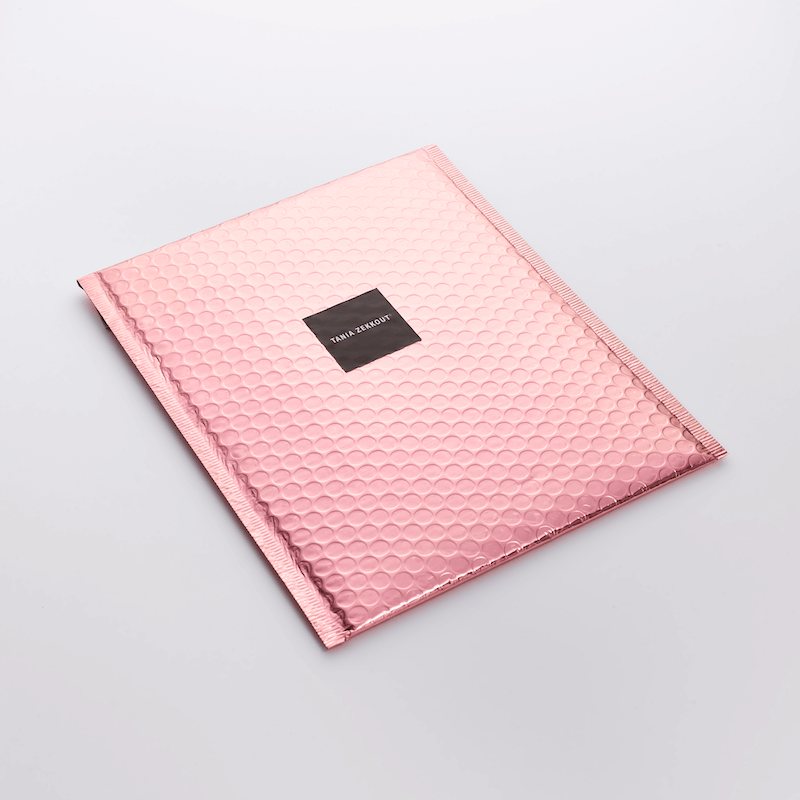 Enveloppe cuivre à bulles avec étiquette noire, idéale pour l'expédition chic et sécurisée de produits.