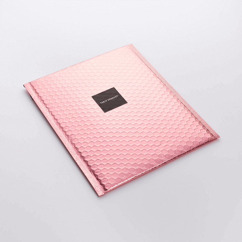 Enveloppe cuivre à bulles avec étiquette noire, idéale pour l'expédition chic et sécurisée de produits.