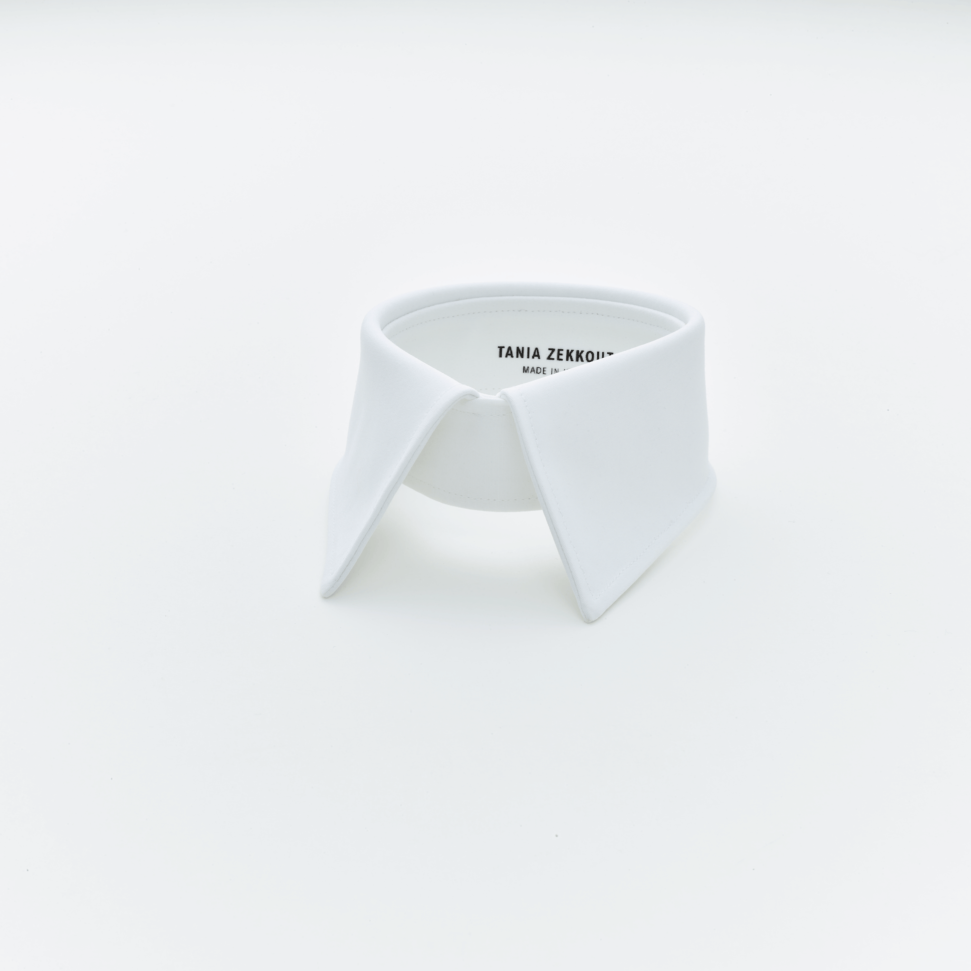 Col en coton égyptien blanc pour animaux de compagnie, élégant et raffiné, avec un design intemporel.